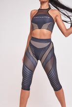 Load image into Gallery viewer, Compression Print Cropped Leggings
